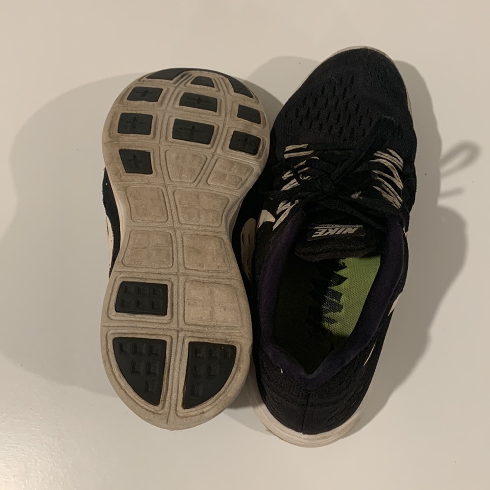 Sneakers - Picture 9 of 10
